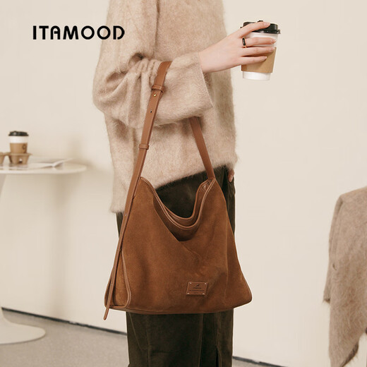 Miaodi Lazy Hobo Einkaufstasche Neue Slack und große Kapazitätsumhängetasche Textur Pendler Crossbody Damenbeutel Kakao Brown + Kopfhörerbeutel Anhänger (Nerzhaar)