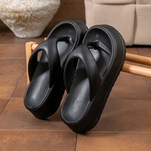 
She enjoys flip flops for women wearing thick sole stomp and foot-sheeping on the outside and beach shoes TQ723 Black 38/39