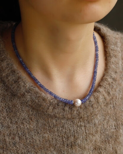 The Fujiu tanzanite necklace is a very high-end blue-purple ring. The ring surface is calculated by carat. The size is 4.5-5.5mm.