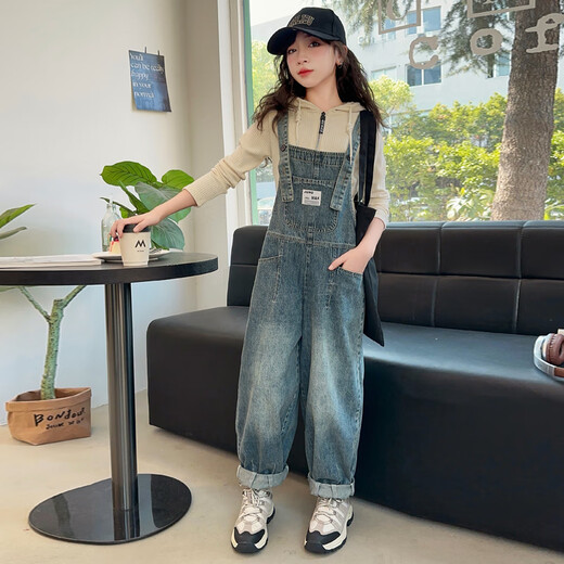毽子飞飞女童背带裤套装春装2025新款女孩洋气儿童装女大童春秋款牛仔裤子 前口袋背带裤+坑条帽衫 150 建议身高135-145厘米左右
