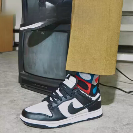 Nike: Dunk: Low: Panda noir et blanc: Chaussures de planche à roulettes décontractées gris et rouge: DD1391-100 DD1503-101 Black and White / Women's Model 47.5