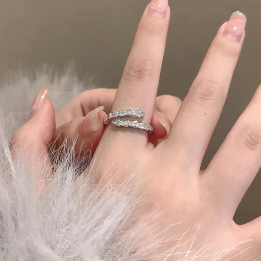 Bai Qixin's snake ring for women, broken diamonds, light luxury niche design, plain ring, high-end index finger ring, personalized open ring, versatile, flash diamond snake ring