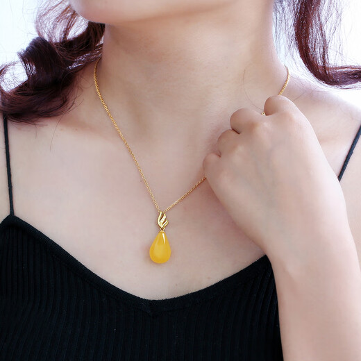 Blood amber pendant 2025 new beeswax burgundy drop-shaped clavicle chain women's silver necklace necklace chicken fat yellow beeswax drop + clavicle chain