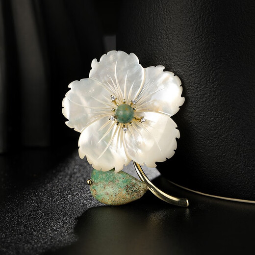 
QUAMER old phoenix retro sea water shell emperor stone flower brooch women high-end design niche suit large X2677-1-168 Golden green emperor stone shell flower
