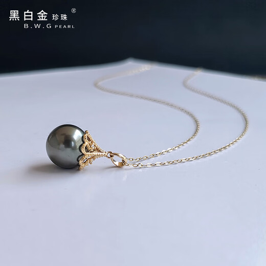 Black and white gold pearl Tahitian black pearl pendant 18K gold material inlaid with diamond petals shape hollow support women's model 10-11mm