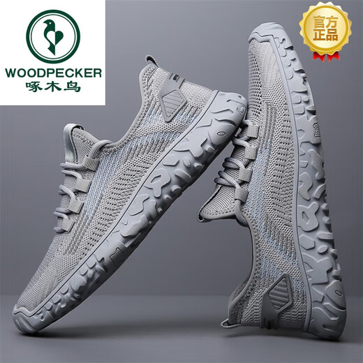 Zapatos para hombres de la marca Woodpecker 2024 Zapatos de malla voladora de nuevo estilo de primavera y verano para zapatillas para hombres livianas, cómodas cómodas y transpirables XZT9195 Modelo de cuatro estaciones gris 39 Tamaño de cuero estándar