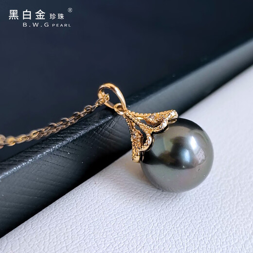 Black and white gold pearl Tahitian black pearl pendant 18K gold material inlaid with diamond petals shape hollow support women's model 10-11mm