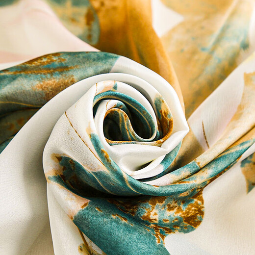 
Yingpan silk scarf gift box shawl scarf on Teacher's Day birthday gift for female teacher to mother and elders. Green lotus scarf + golden silk sandalwood comb + gilded gift box 22.5*22.5*7CM