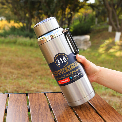 Pgy Japón Calidad importada 316 Copa de termo de acero inoxidable para hombres y mujeres Copa de té de negocio al aire libre Gran capacidad Aprendizaje de hervidor 1050ml Color natural Grado 316 Acero inoxidable + cepillo de taza