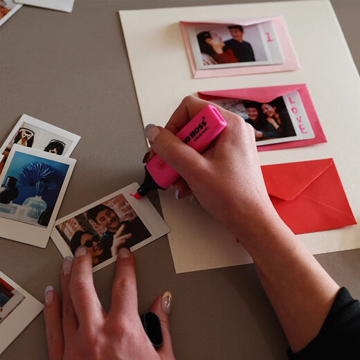 Fuji (FUJIFILM) instax mini universal photo paper photos are suitable for mini7+/7s/7c/8/9/11/12/40/90/EVO/liplay printers and other Polaroid B 20 photos + photo album * 2 + frame stickers * 2 + refrigerator magnet + storage box