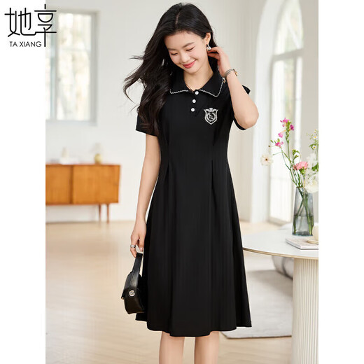 Sie genießt ein kurzärmeliges Kleid für den Rock im Revers-College-Stil für Frauen im College-Stil für Sommer-Taillen, damit sie einen schlanken Rock t142Q1319 aussieht