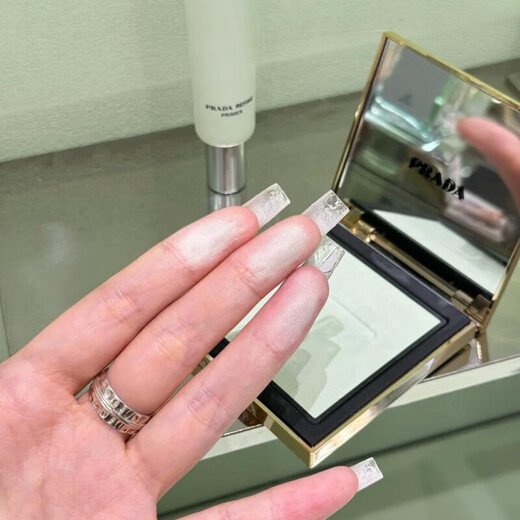PRADA New Makeup Green Powder Oil Control Long-lasting Matte Light Concealer 520 Birthday Gift 6.8g Green Powder One Box