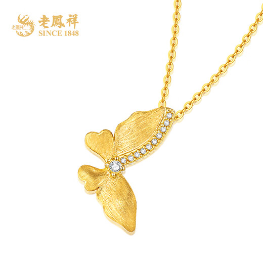 Lao Fengxiang's romantic butterfly 18K gold pendant inlaid with topaz gold necklace as an anniversary birthday gift for girlfriend and wife 18K gold inlaid topaz butterfly pendant