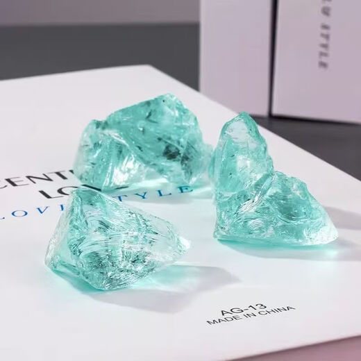 Runhuanian fish tank landscaping aquarium crystal pavement glacier ornaments ice blue wooden horse crystal stone bottom sand landscape glass decoration Internet celebrity glacier glass stone 1 Jin Jin is equal to 0.5 kg trial size ice blue stone 3-5 cm