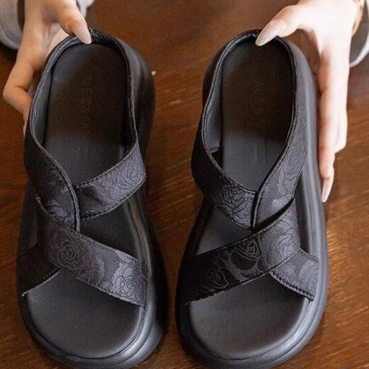 Belle Spaziergänge mit kleinen dicken Sohle-Schwamm-Kuchen-Sandalen für Frauen im Sommer tragen 2025 Neue Frauen mit hohem Strand von Frauen mit weichem Strand chinesischer Stil schwarz 36 36