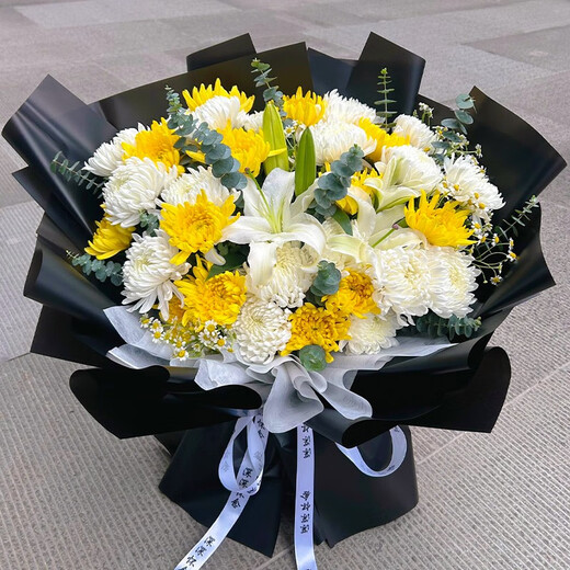 Aitong Flowers delivers chrysanthemum bouquets in the same city for the Tomb Sweeping Day and the Ghost Festival, memorial services, funerals, tomb-sweeping flowers, and flowers for mourning at the grave. 29 yellow and white chrysanthemums + 5 lilies mixed and matched bouquets. Delivery in the same city. Supports appointment dates.