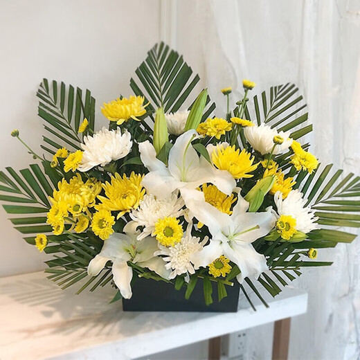 Aitong Flowers delivers chrysanthemum bouquets in the same city. Tomb-sweeping Festival and Hungry Ghost Festival memorial services, funerals, tomb-sweeping flowers, flowers for visiting graves. Flower baskets of 11 yellow and white chrysanthemums + 6 lilies. Delivery in the same city. Supports appointment dates.