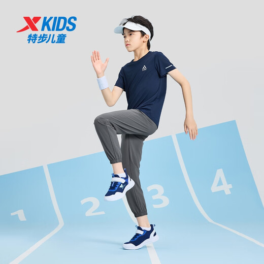 Xtep Boys Sommerkleidung für Kinder mit schnellen T-Shirts für Kurzarmdelise für den Sommer. Neue mittelgroße Kinder Kurzer T-Sports Top Deep Blue [9215] One Size M 120