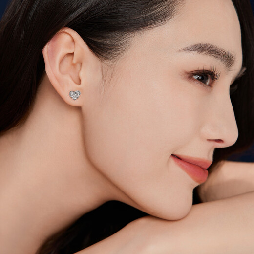 Lukfook Jewelry Platinum 950 Sparkling Heart Platinum Earrings and Studs for Gifts Price L25P0002DS 1.71g (including labor cost 159 yuan) with silicone ear plugs