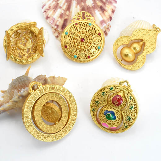 The same eight-treasure compass pendant from the Ya Ge Gold store welcomes you when you open the door. Vietnamese sand gold ancient gold accessories as a gift for friends. The blessing is in front of your eyes and you can rotate the pendant.