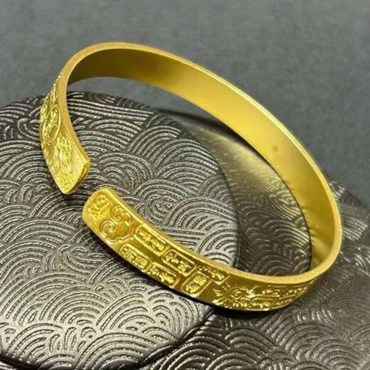 Lingmeng gold-plated and silver-plated bracelet with auspicious words and an opening. Gold-plated and silver-plated bracelet with an opening of auspicious words.