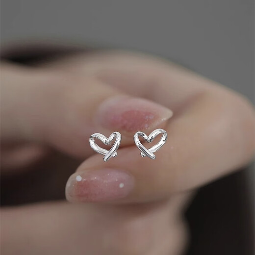 Think more about the remaining silver earrings, sterling silver 999 pure silver earrings, earrings, silver jewelry, light luxury, high-end sense, pierced ears, new temperament ear sticks, heart-shaped sterling silver earrings