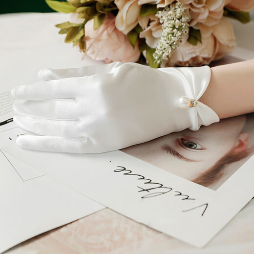 Neue französische Hepburn -Stil kurze Perle Satin Brauthandschuhe Personalisierte weiße Handschuhe Prinzessinstil Foto Requisiten Weiße Satinperlen * 3 Paare