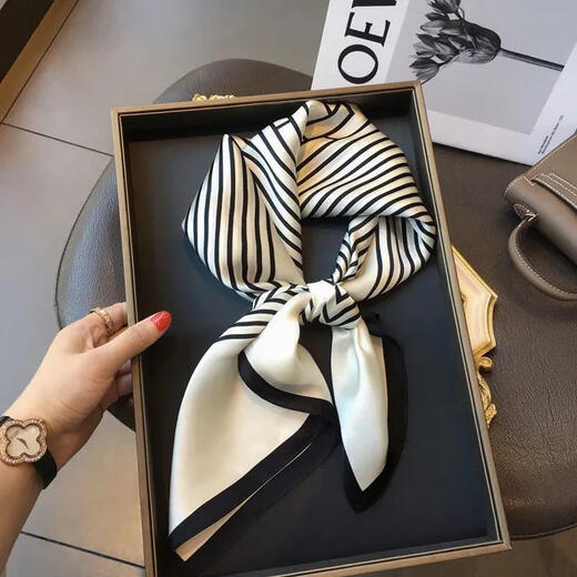 70 Seidenschalel Square Schal Korean Mode vielseitiger professioneller simulierter Seidenschal Retro gedruckter Seidenschal für Frauen 11#D Buchstaben Weiß 70*70