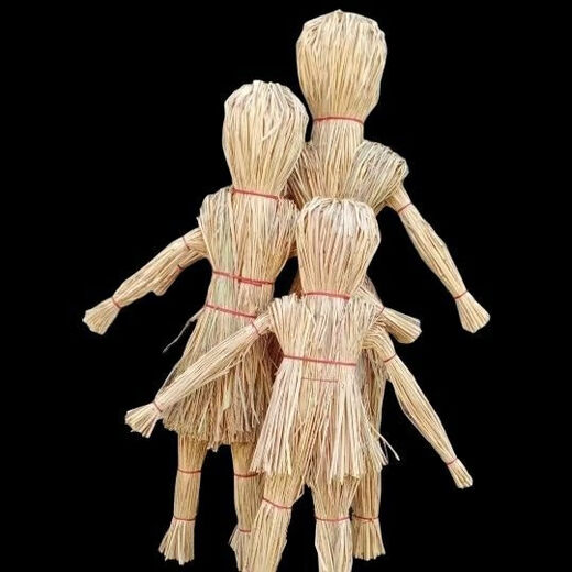 Straw handmade dolls are woven and made. Pastoral scarecrow film and television props support customization. Contact us. One male and female model about 17 cm.