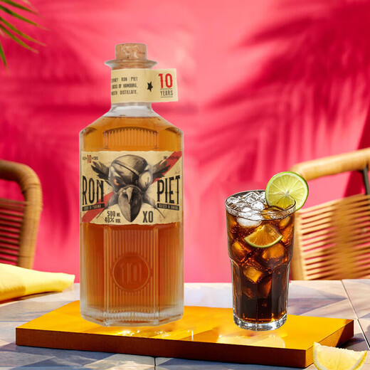 Ron Piet in Panama geboren in Hamburg 10 Jahre Rum 500ml aufgewachsen