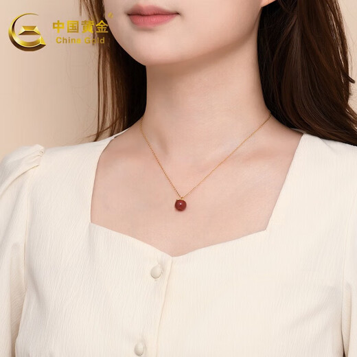 CHINA GOLD 18K gold apple chalcedony necklace peace fruit pendant New Year's Eve gift for girls, about 1.2g