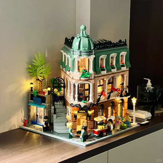 Compatible avec LEGO Corner Boutique Hotel Building Bloods Street View Series Building Assembly Modèle Toys Girl Ornements Mignents Corner Boutique Hotel 3883 PARTICULES [ENVOYER 7 FIGURES +