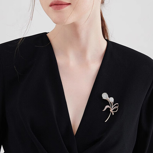 Oein brooch high-end women's 2025 new design sense niche exquisite corsage small fragrant style suit pin Mother's Day gift S925 silver champagne gold cat's eye stone + rose gift