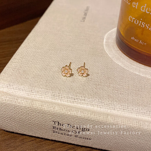 Sweet temperament cherry blossom earrings for women, 2025 new popular earrings, high-end, exquisite, small and unique earrings, gold imitation pearl small flower earrings, one pair