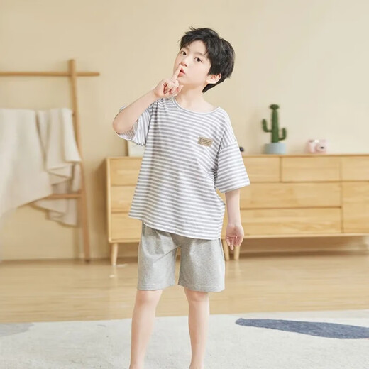 Disney Summer New Striped Kurzärmelig-Pyjama-Pyjamas dünne mittelgroße Kinderklimaanzug Summer Kinderheimkleidung Männer 826 Kurzärärmelte Fünf-Punkte-Hose grau gestreifte Kennzeichnung Drucken 120