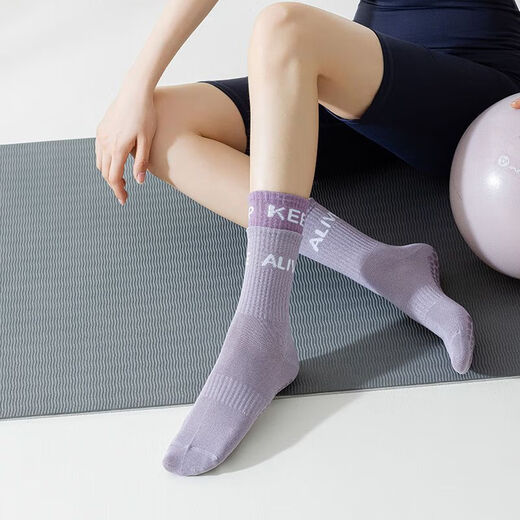 [Nicht große Marken verlieren] Yoga-Socken für Frauen mit mittleren Röhrchen Socken Silikon Nicht-Schlupf-Hochrohrsocken Tanzpilates Sportsocken zufällige Farbe 1 Paar gleich groß Größe