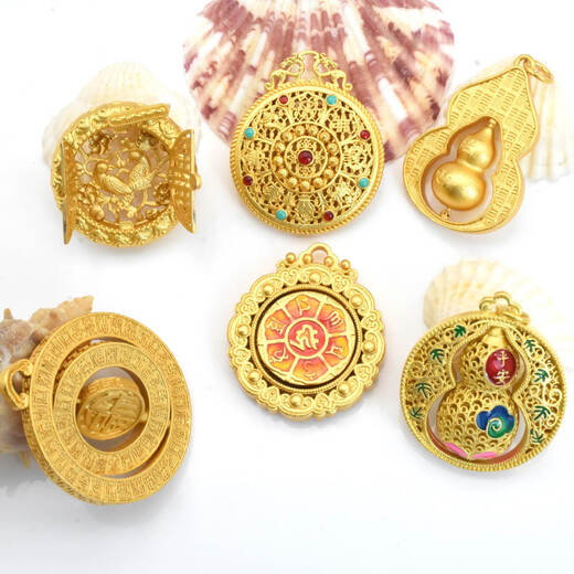 The same eight-treasure compass pendant from the Ya Ge Gold store welcomes you when you open the door. Vietnamese sand gold ancient gold accessories as a gift for friends. The blessing is in front of your eyes and you can rotate the pendant.