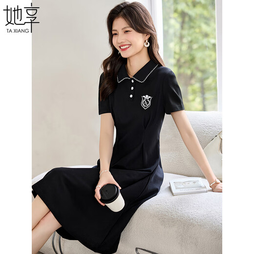 Sie genießt ein kurzärmeliges Kleid für den Rock im Revers-College-Stil für Frauen im College-Stil für Sommer-Taillen, damit sie einen schlanken Rock t142Q1319 aussieht