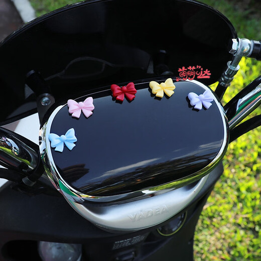 SHANTOULLIN Village Strawberry Bear Electric Vehicle Decoration Autocollant Petit accessoires Couet animé Yadi Emma n ° 9 Ornements de tableau de bord du rétroviseur