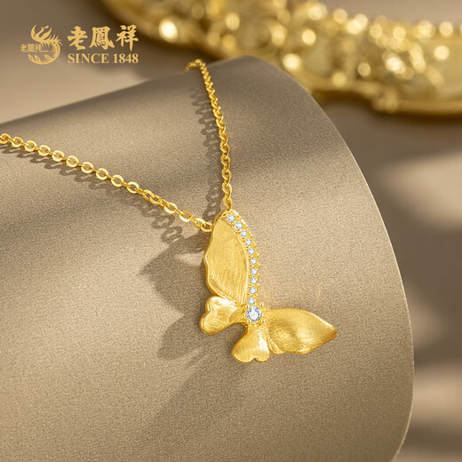 Lao Fengxiang's romantic butterfly 18K gold pendant inlaid with topaz gold necklace as an anniversary birthday gift for girlfriend and wife 18K gold inlaid topaz butterfly pendant