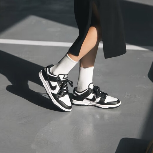 Nike (Nike) Frauenschuhe 2025 Frühling neuer Dunk Low (GS) Frauen Schwarz-Weiß-Panda Low Top Wear-Resistant Sports Schuhe CW1590-100 Schwarz-Weiß-Panda 36