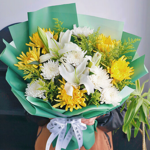 Aitong Flowers delivers chrysanthemum bouquets in the same city. Chrysanthemum bouquets are available for Tomb Sweeping Day and Hungry Ghost Festival. Memorials, funerals, tomb sweeps, flowers for visiting graves to mourn. 11 yellow and white chrysanthemums + 4 lilies mixed and matched bouquets. Delivery within the same city. Supports appointment dates.
