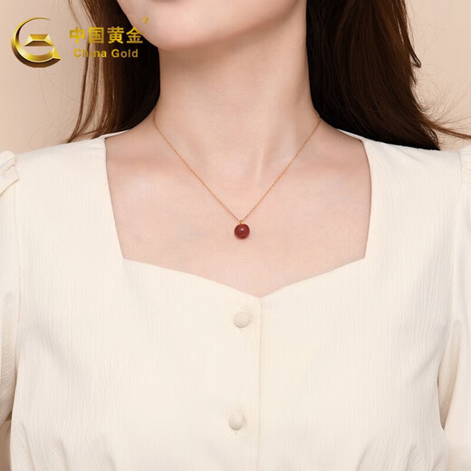 CHINA GOLD 18K gold apple chalcedony necklace peace fruit pendant New Year's Eve gift for girls, about 1.2g