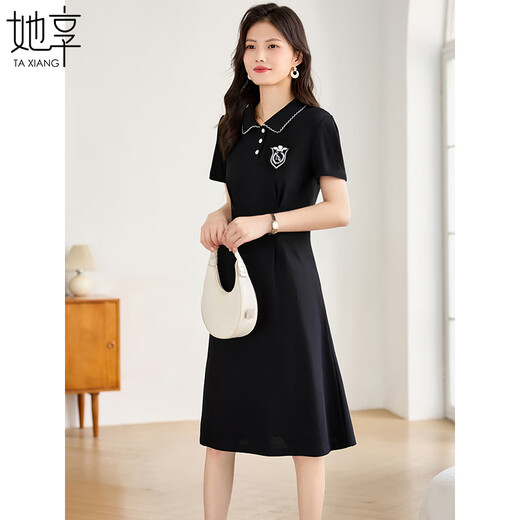 Sie genießt ein kurzärmeliges Kleid für den Rock im Revers-College-Stil für Frauen im College-Stil für Sommer-Taillen, damit sie einen schlanken Rock t142Q1319 aussieht