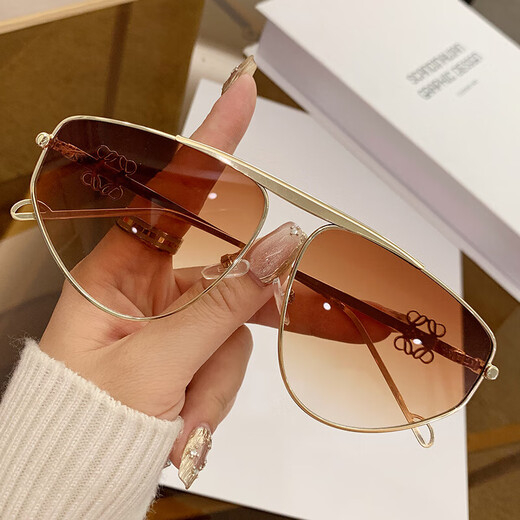 Nuevas gafas de sol de metal para mujeres Diseño Gafas de sol Sense Gafas huecas Marco para protección solar de hombres europeos y estadounidenses Gafas conductoras 9898 Té gris