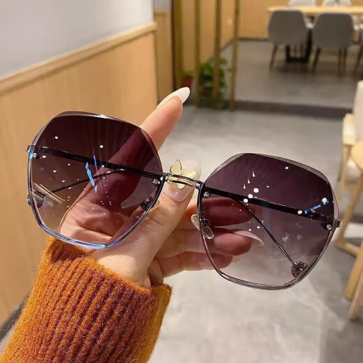 2025 new frameless edge-cut round sunglasses fashionable sunglasses women's big face slimming glasses anti-UV rays gold frame gradient gray
