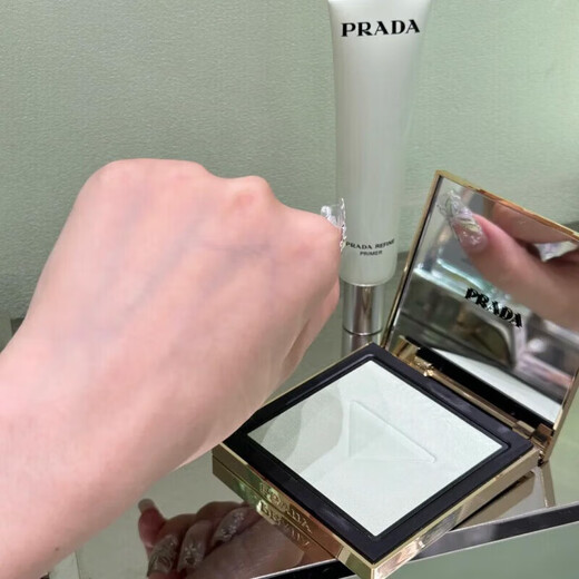 PRADA New Makeup Green Powder Oil Control Long-lasting Matte Light Concealer 520 Birthday Gift 6.8g Green Powder One Box