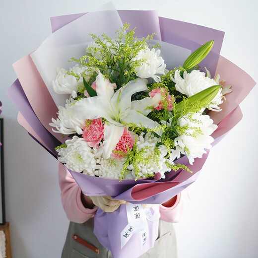 Aitong Flowers delivers chrysanthemum bouquets in the same city. Chrysanthemum bouquets are delivered to the Qingming Festival and Hungry Ghost Festival. Memorials, funerals, tomb-sweeping flowers, and flowers are sent to the graves to mourn. Deze still exists. 9 white chrysanthemums + 4 pink kang + 3 lily bouquets. Delivery in the same city. Supports appointment dates.