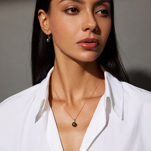 Goselon Tahitian black pearl pendant 18K gold melon seed buckle seawater pearl single pendant clavicle chain 9-10mm