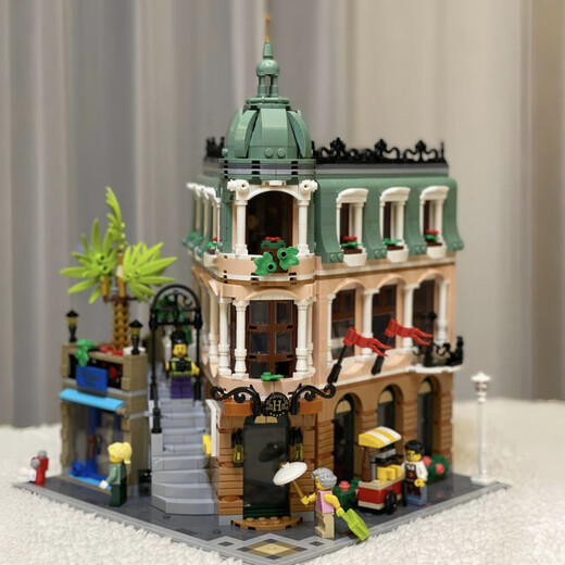 Compatible avec LEGO Corner Boutique Hotel Building Bloods Street View Series Building Assembly Modèle Toys Girl Ornements Mignents Corner Boutique Hotel 3883 PARTICULES [ENVOYER 7 FIGURES +